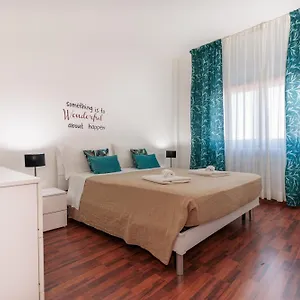 hapton-house-central-12.hotelslidodijesolo.com/